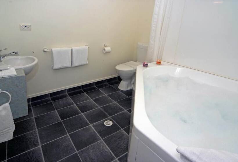 Baycourt Lakefront Motel