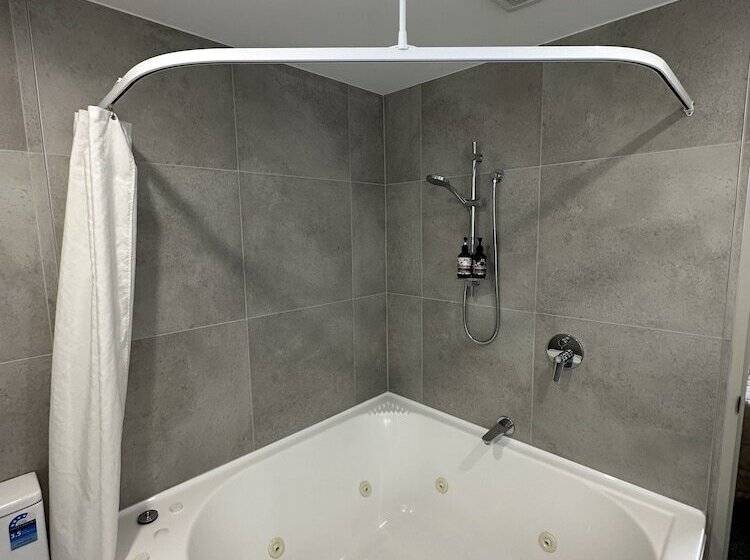 Baycourt Lakefront Motel