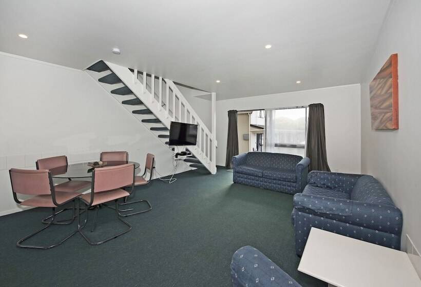 Camellia Court Motel