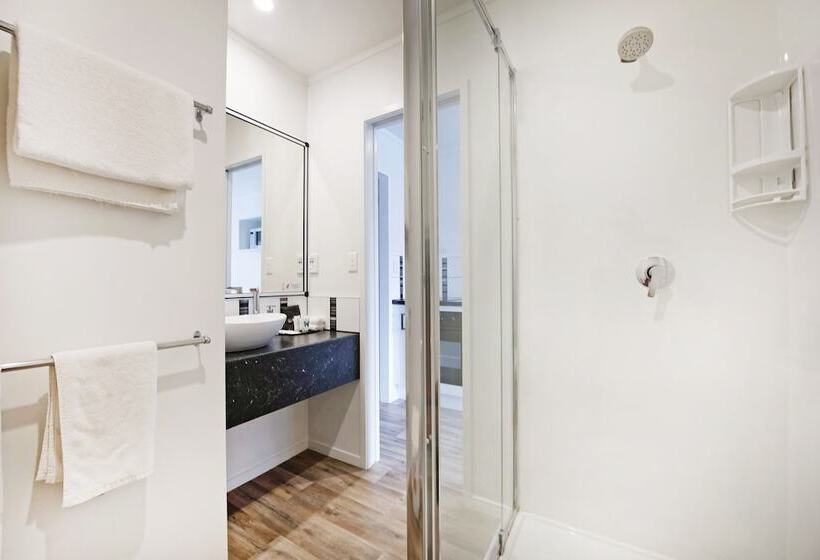 Camellia Court Motel