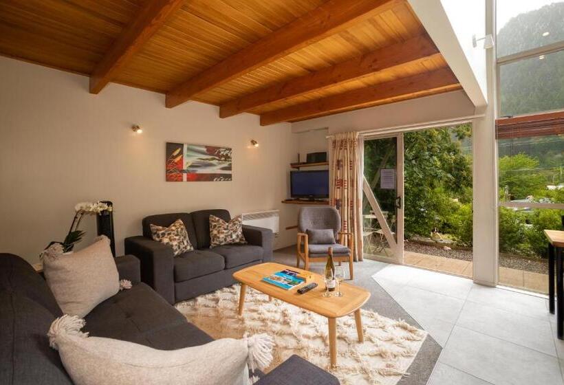 Cranbury Court Apartments