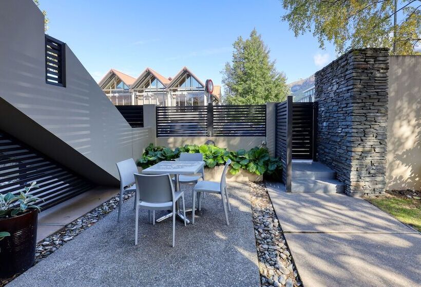 Garden Court Suites & Apartments