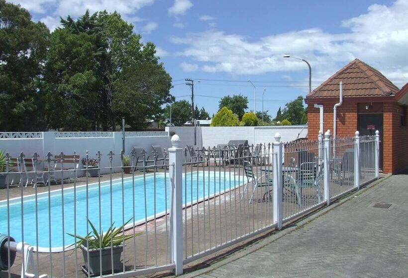 هتل Ace High Motor Inn