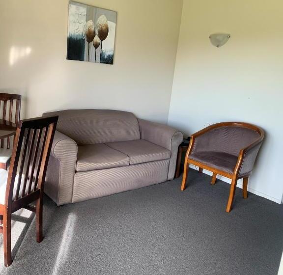 هتل Admirals Motor Inn