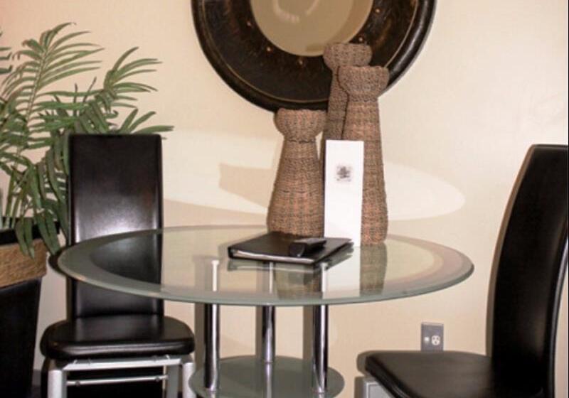 هتل Beachcomber Inn Picton