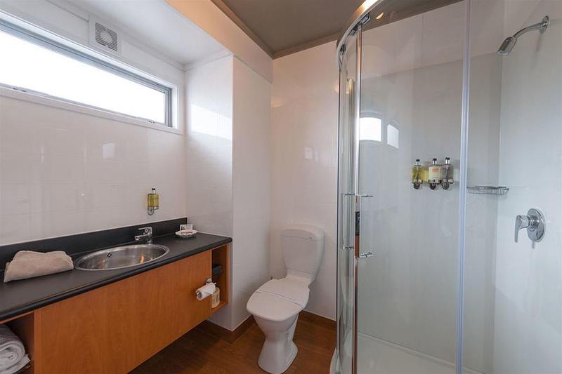 هتل Beachcomber Inn Picton