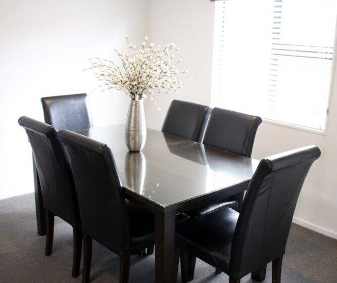 Отель Camelot On Ulster