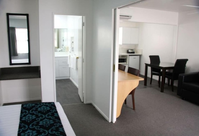 Отель Camelot On Ulster