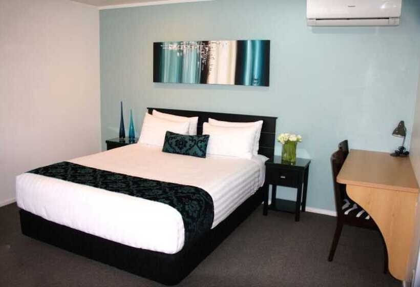 Отель Camelot On Ulster