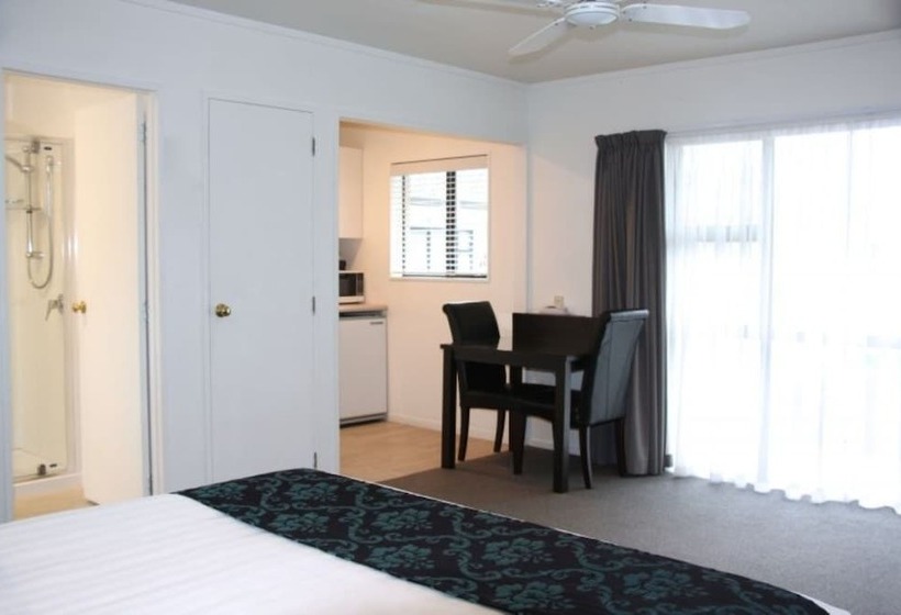 Отель Camelot On Ulster