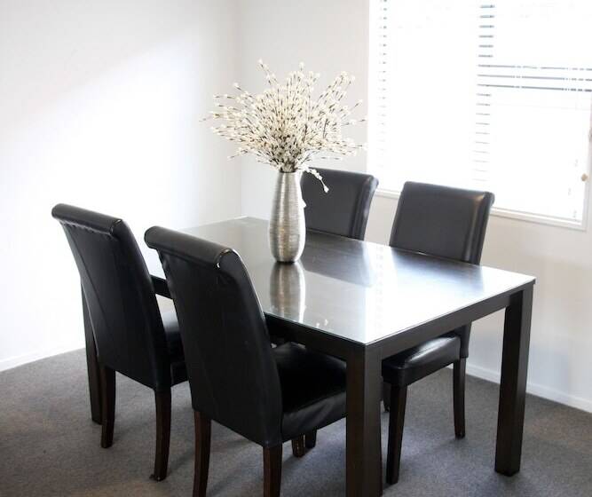 Отель Camelot On Ulster