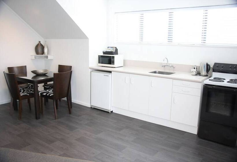 Отель Camelot On Ulster