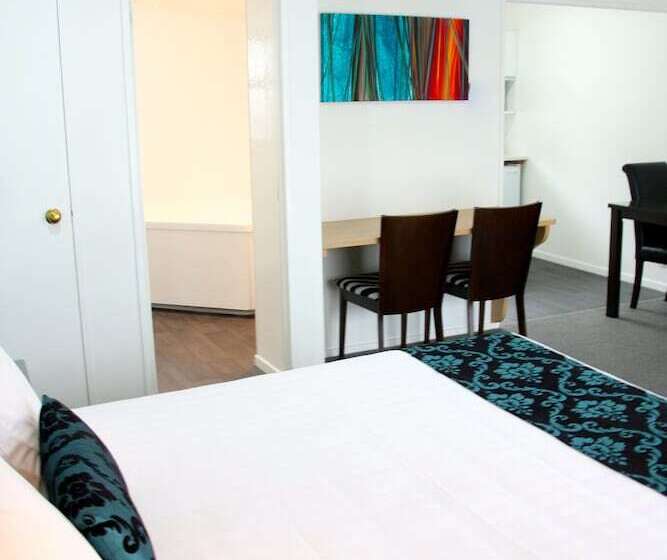 Отель Camelot On Ulster