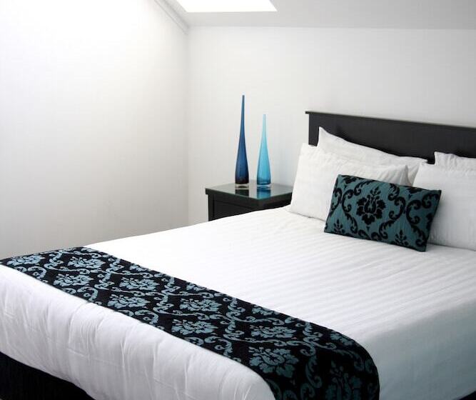 Отель Camelot On Ulster