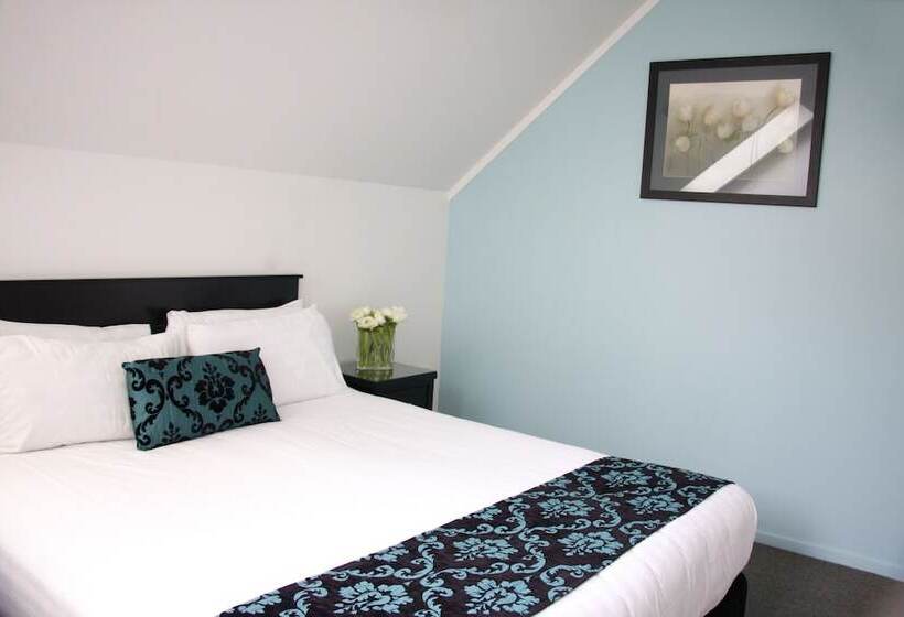 Отель Camelot On Ulster