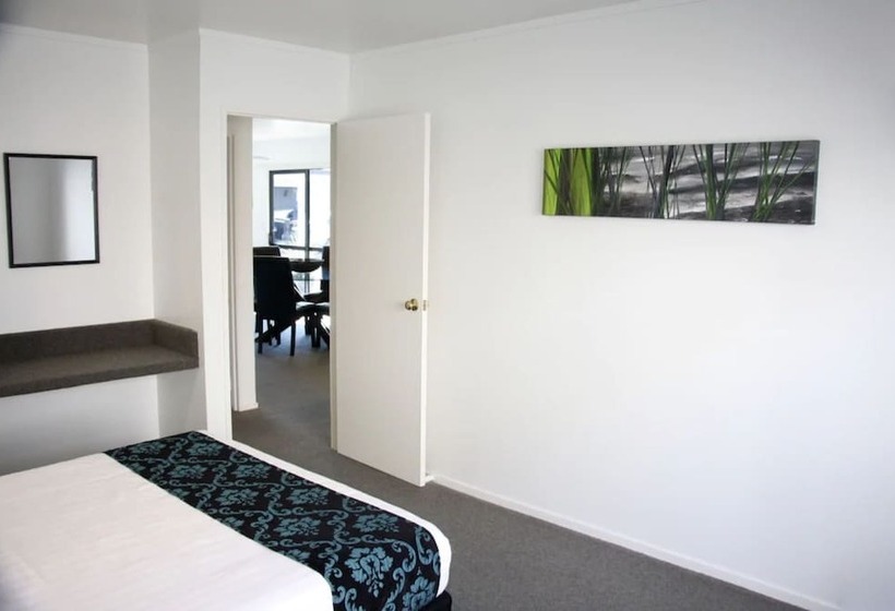 Отель Camelot On Ulster