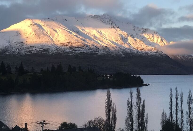 Отель Earnslaw Lodge