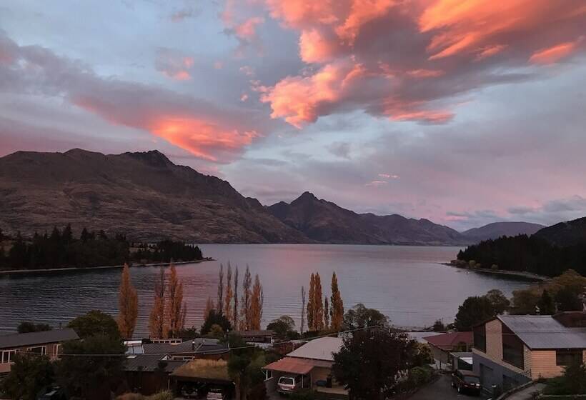 Отель Earnslaw Lodge