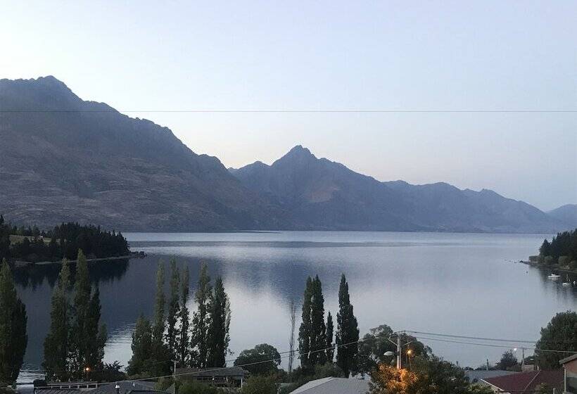 Отель Earnslaw Lodge