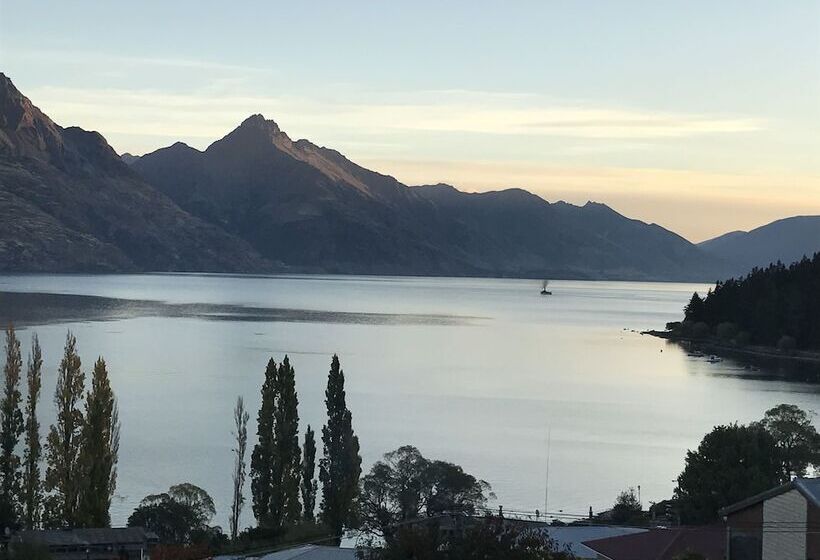 Отель Earnslaw Lodge