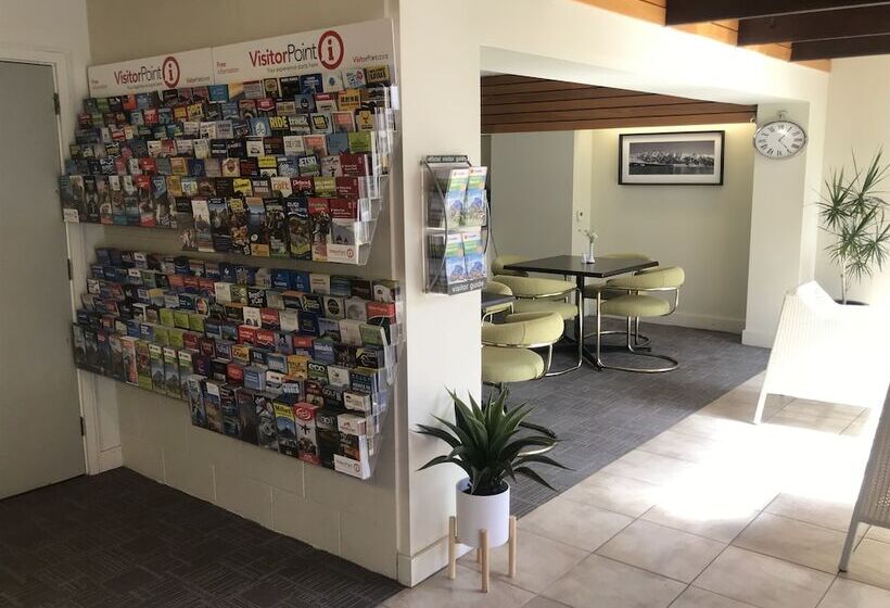 Отель Earnslaw Lodge