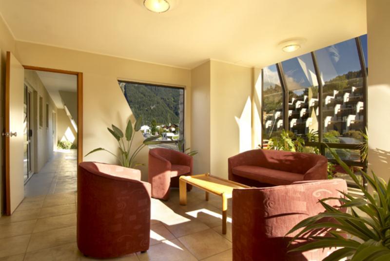 Отель Earnslaw Lodge