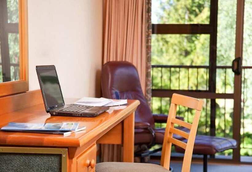 Отель Distinction Mackenzie Country