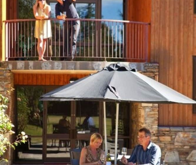 Отель Distinction Mackenzie Country