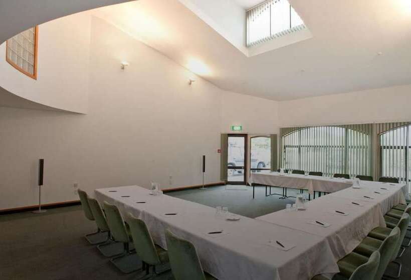 Отель Distinction Mackenzie Country