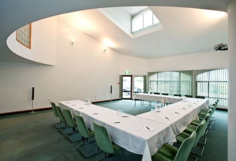 Отель Distinction Mackenzie Country