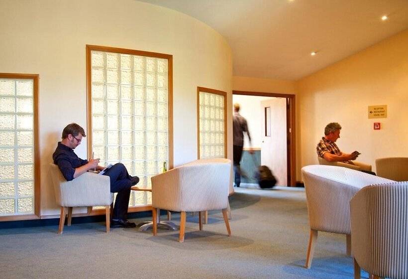 Отель Distinction Mackenzie Country