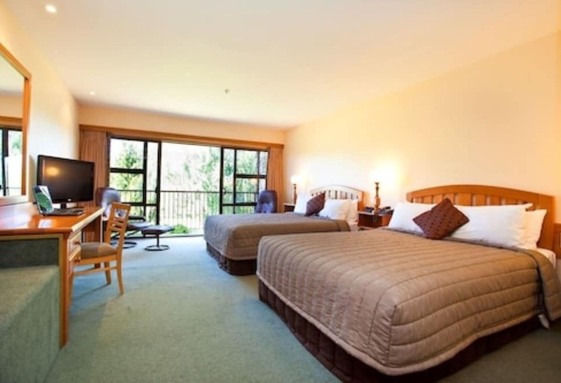 Отель Distinction Mackenzie Country