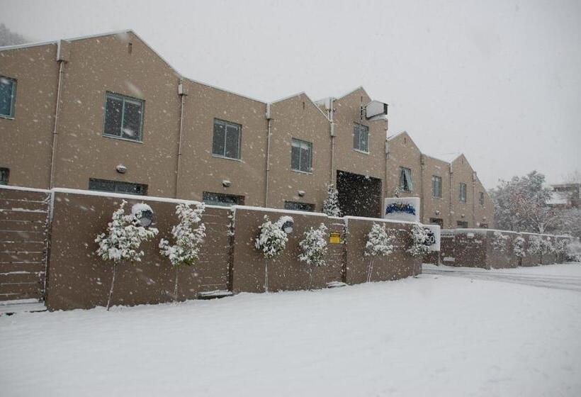 Отель Queenstown Gateway Apartments