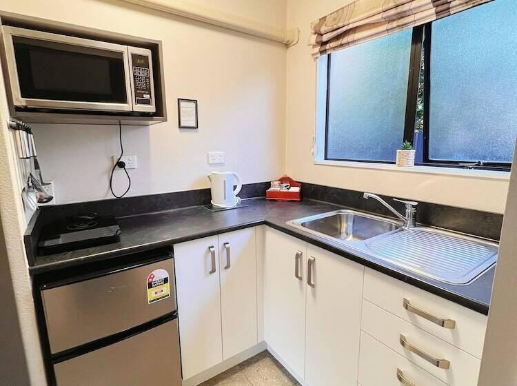 Kingswood Manor Motel