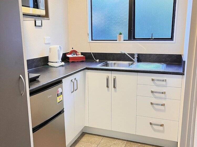 Kingswood Manor Motel