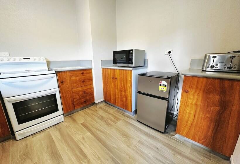 Kingswood Manor Motel