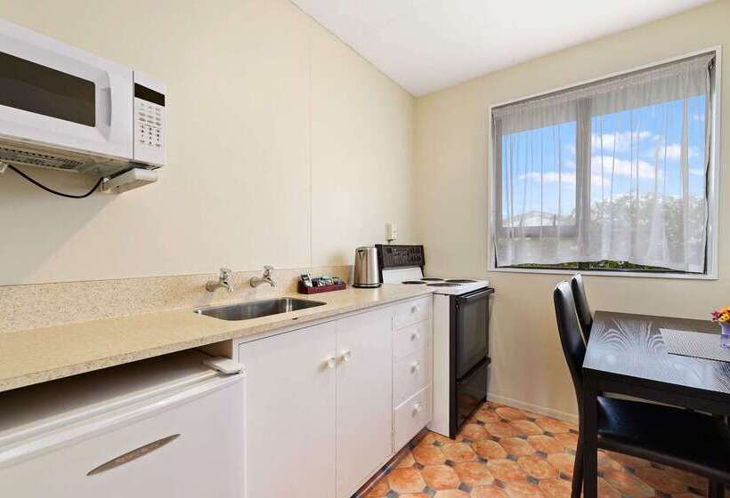 Econo Lodge Canterbury Court Motel