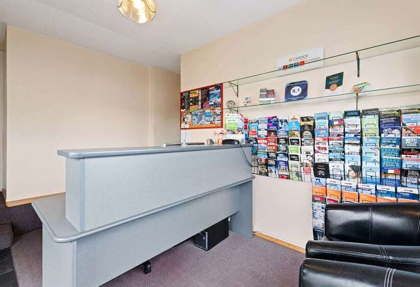 Econo Lodge Canterbury Court Motel