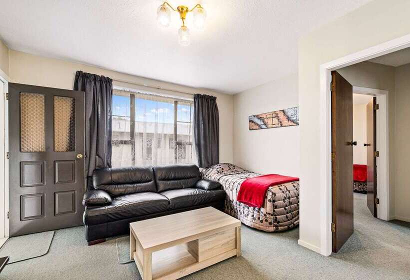 Econo Lodge Canterbury Court Motel