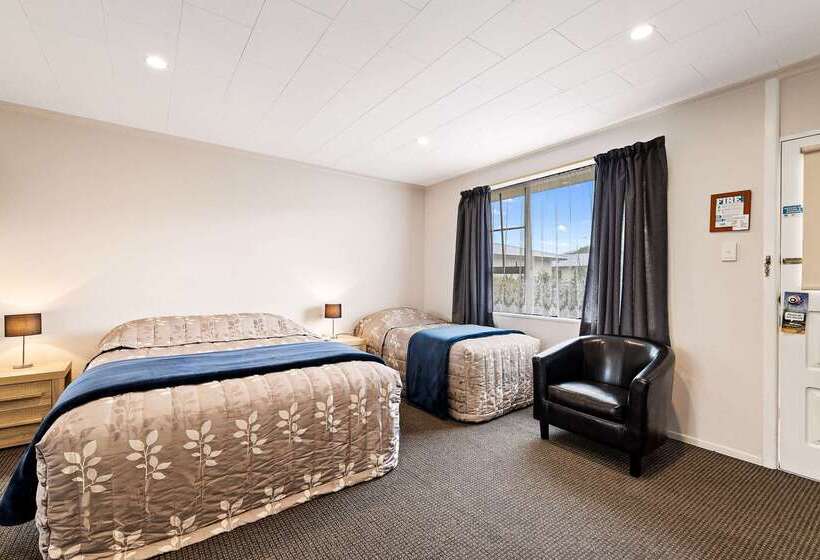 Econo Lodge Canterbury Court Motel