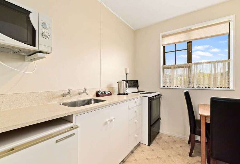 Econo Lodge Canterbury Court Motel