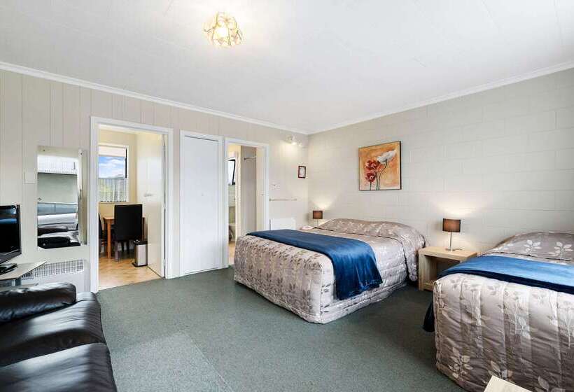 Econo Lodge Canterbury Court Motel