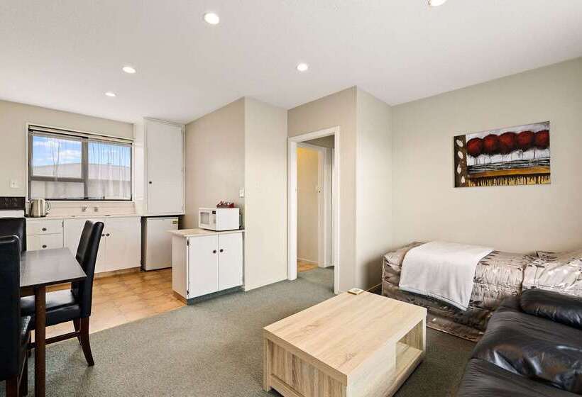 Econo Lodge Canterbury Court Motel