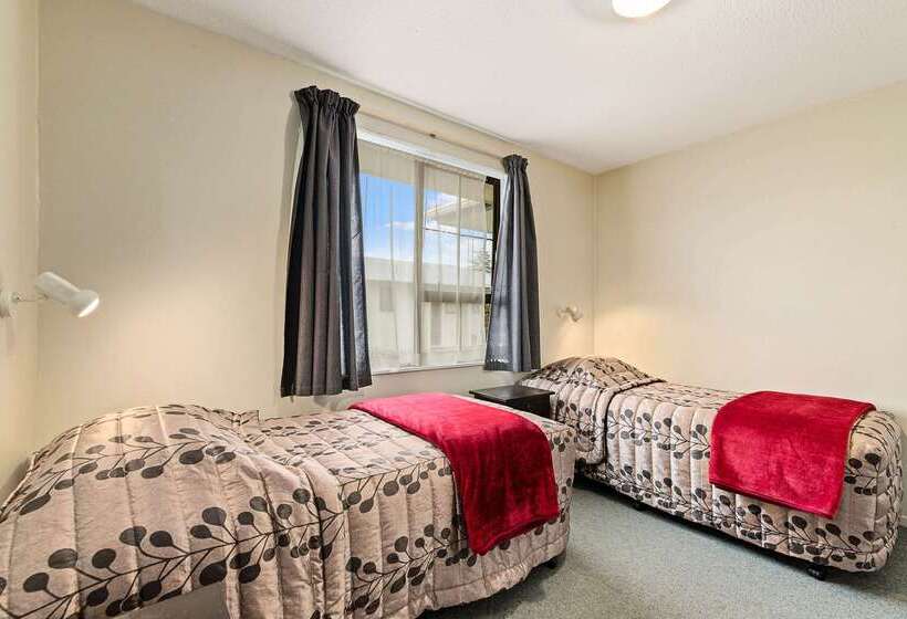 Econo Lodge Canterbury Court Motel