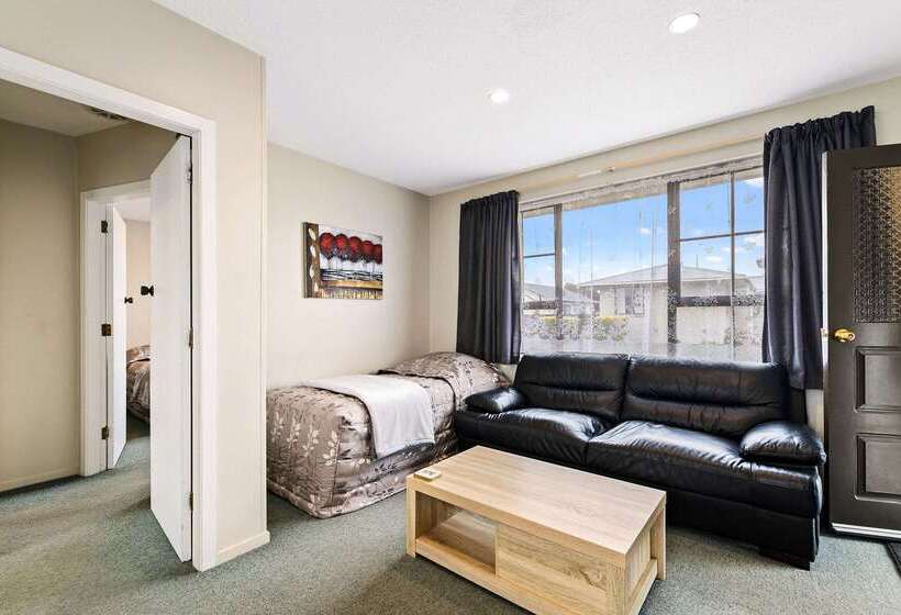 Econo Lodge Canterbury Court Motel