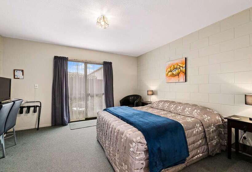 Econo Lodge Canterbury Court Motel