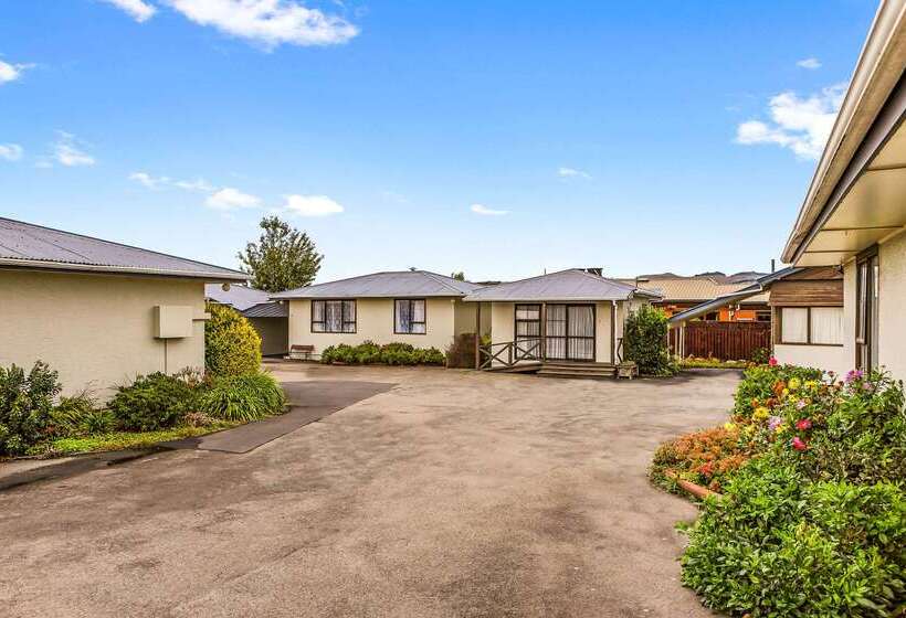 Econo Lodge Canterbury Court Motel