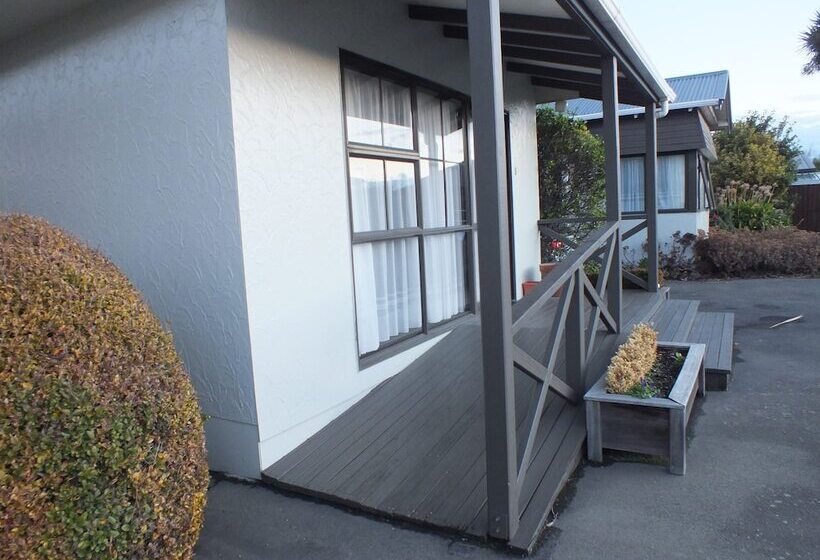 Econo Lodge Canterbury Court Motel