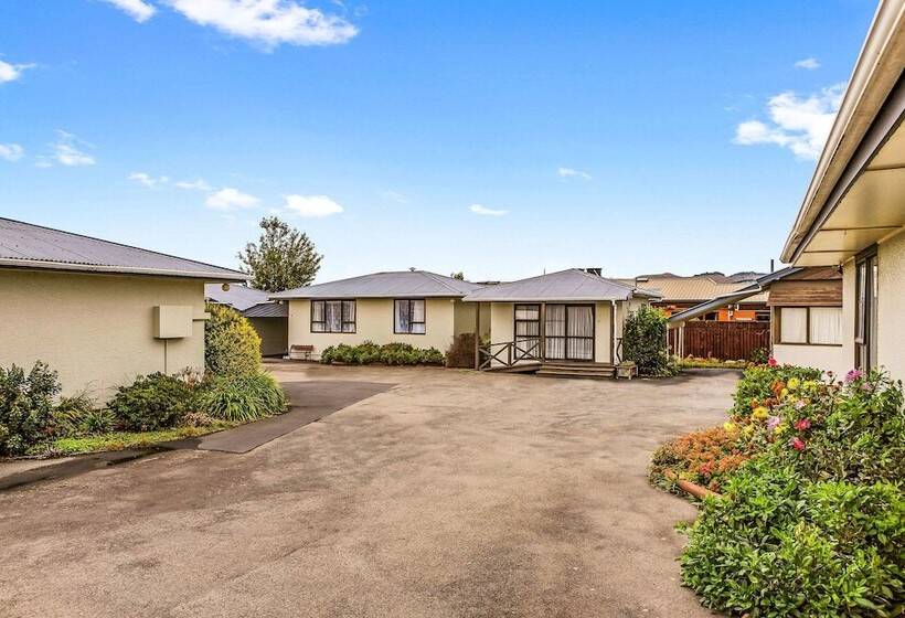 Econo Lodge Canterbury Court Motel