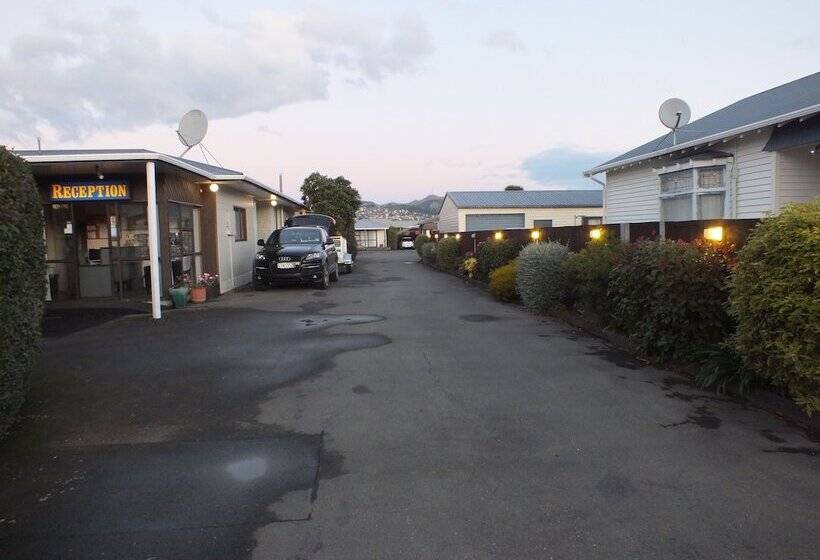 Econo Lodge Canterbury Court Motel